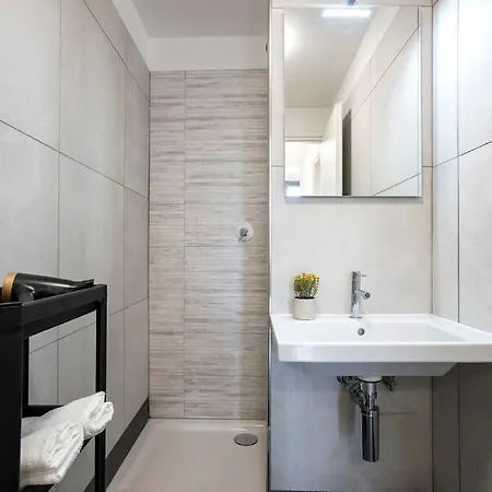 Lejlighed Urban Oasis Near Termini With Patio, Int1b Rom