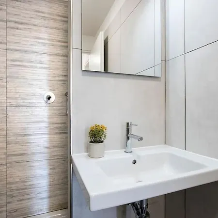 Lejlighed Urban Oasis Near Termini With Patio, Int1b